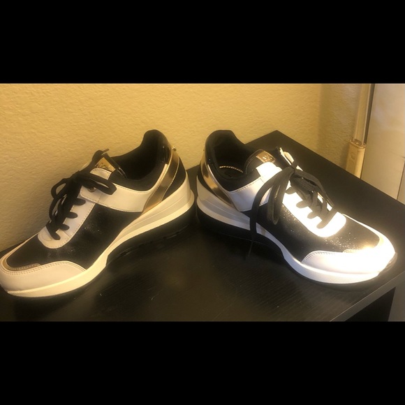 Stylish Michael Kors Liv sporty sneakers size 8 - Picture 3 of 11